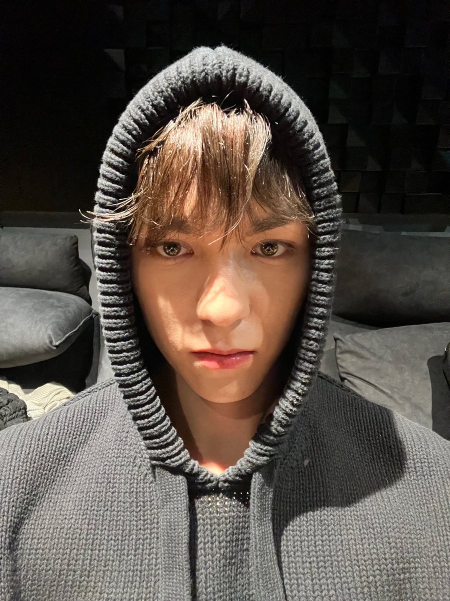 chweposts's tweet photo. vernon just uploaded 9 selfies on weverse omg https://t.co/EaG9ezzrku