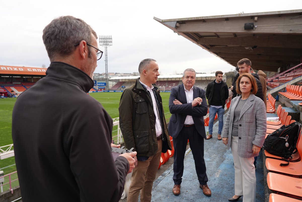 bfaero_es's tweet photo. Hoy nos hemos vestido de “albivermellos”
#FlyFut, de la mano del dir. de operaciones @PedroVillegas, realizó una demostración en el entreno del @CDeportivoLugo
Patricia Argerey, directora de la @axenciaGAIN, se mostró satisfecha por la llegada de una propuesta tan disruptiva https://t.co/uU437iti8a