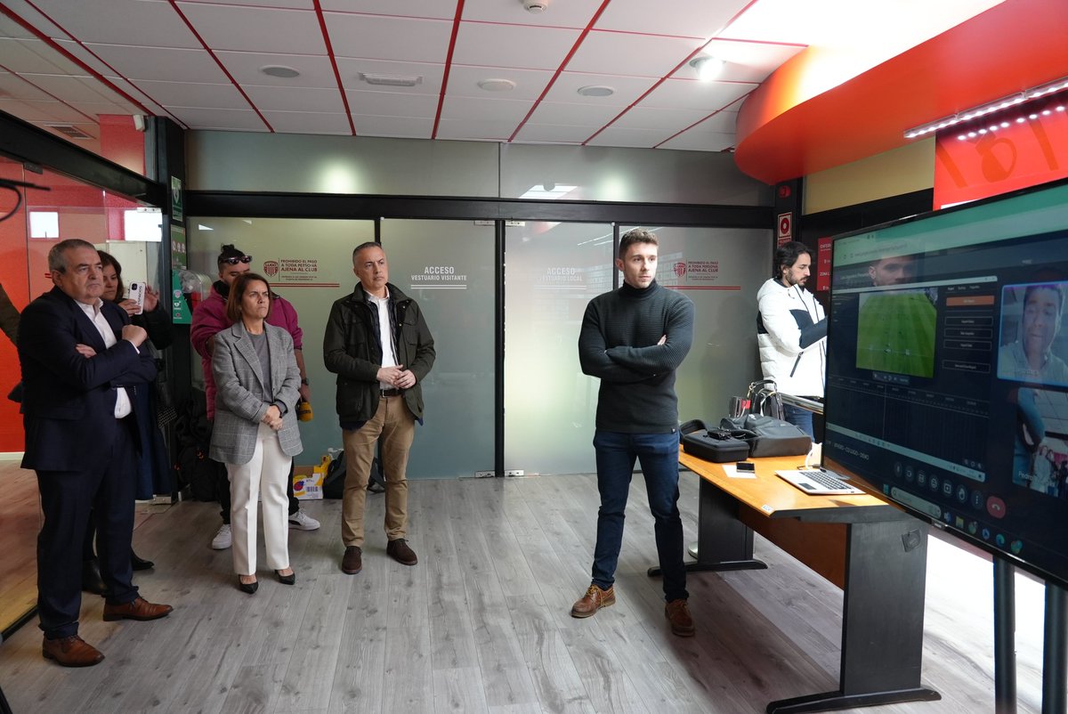 bfaero_es's tweet photo. Hoy nos hemos vestido de “albivermellos”
#FlyFut, de la mano del dir. de operaciones @PedroVillegas, realizó una demostración en el entreno del @CDeportivoLugo
Patricia Argerey, directora de la @axenciaGAIN, se mostró satisfecha por la llegada de una propuesta tan disruptiva https://t.co/uU437iti8a