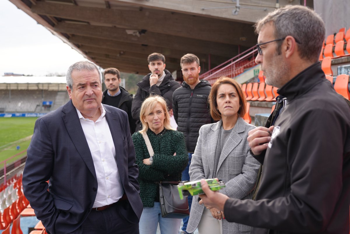 bfaero_es's tweet photo. Hoy nos hemos vestido de “albivermellos”
#FlyFut, de la mano del dir. de operaciones @PedroVillegas, realizó una demostración en el entreno del @CDeportivoLugo
Patricia Argerey, directora de la @axenciaGAIN, se mostró satisfecha por la llegada de una propuesta tan disruptiva https://t.co/uU437iti8a