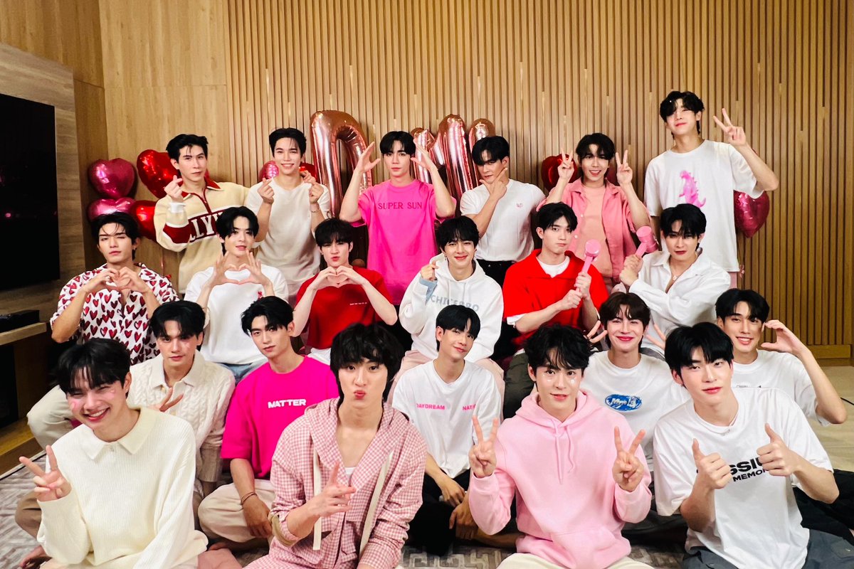 DomundiTV's tweet photo. เริ่มแล้ว!! DMD LIVE VALENTINE’S DAY 🌹✨

มารับชม หนุ่ม ๆ DOMUNDI ทั้ง 22 คน กับ LIVE ฉลองเทศกาลแห่งความรักไปพร้อมกัน💖

📍YouTube : DomundiTV 
🔗 https://t.co/19wSyEFJxp

#DMDValentinesLive2024 https://t.co/4CF7Xd47ed