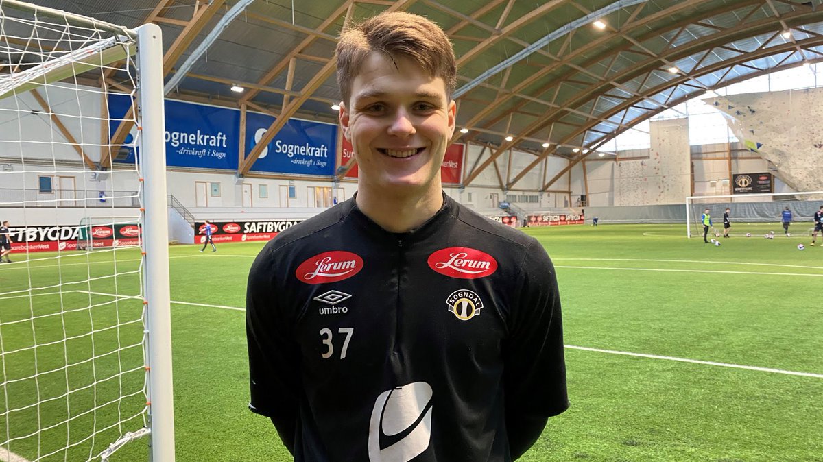 Vår neste gjest er Håvard Hetle! 🎙️

Hetle var regnet som en av Norges største keepertalenter, og var en sentral figur i TV2s «Våre neste menn».

I en alder av 19 la han opp, grunnet spiseforstyrrelser. Vi får høre hans historie. 

Episoden publiseres i morgen tidlig 05.00.