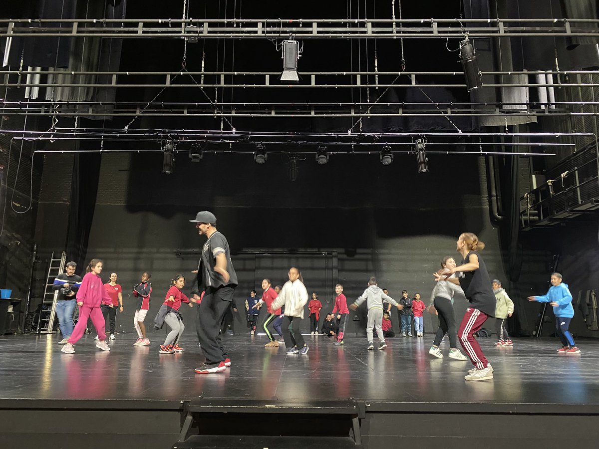 Figueres a Escena (@figueresaescena) on Twitter photo Avui l’alumnat de #dansa d’escoles de #Figueres del projecte <a href="/conarte_int/">ConArte Internacional</a> ha gaudit d’un taller impartit pels <a href="/brodasbros/">brodasbros</a>, que dissabte seran al Teatre Municipal el Jardí presentant el seu nou espectacle #Doji 🔥 T’animes? 😏 Més informació i entrades a figueresaescena.cat/ca/programacio… Avui l’alumnat de #dansa d’escoles de #Figueres del projecte <a href="/conarte_int/">ConArte Internacional</a> ha gaudit d’un taller impartit pels <a href="/brodasbros/">brodasbros</a>, que dissabte seran al Teatre Municipal el Jardí presentant el seu nou espectacle #Doji 🔥 T’animes? 😏 Més informació i entrades a figueresaescena.cat/ca/programacio…