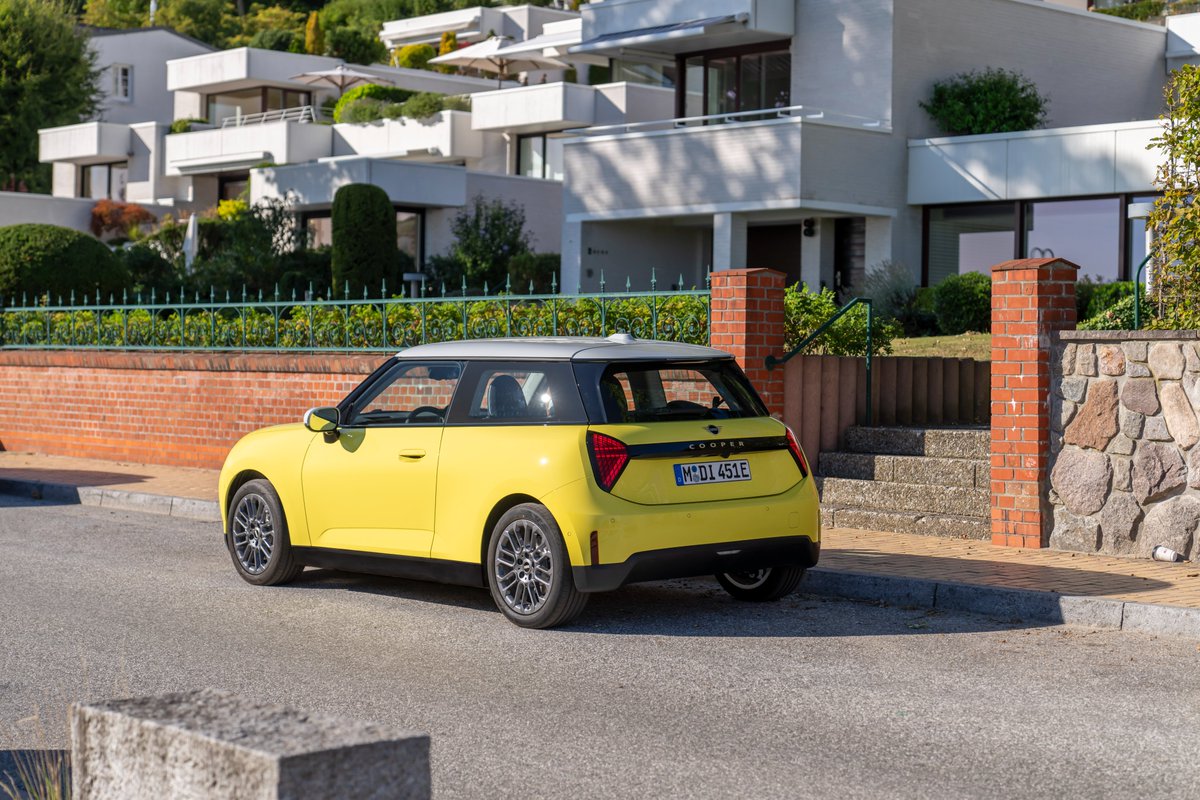 NamasteCar's tweet photo. Electrifyingly Mini, Unbelievably Nifty: New #MINICooperE Zaps Through City Life with a Classic Twist

https://t.co/bntZCjL8kt https://t.co/5f0EQrQMs9