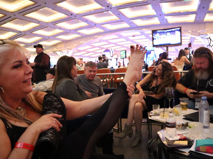 feet in public is always fun....  Showing the chip in my paint....HOW DID THAT EVEN HAPPEN?? @AVN @footnight<a href="/tag/footnight"class="tags"><span>#footnight</span></a>