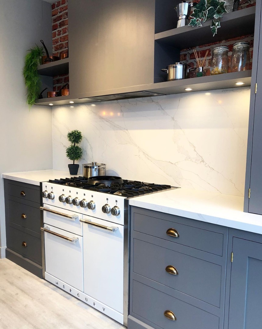 Simple shelving and stylish storage.

#kitchendesign #interiordesign #kitchendecor #interiorinspiration #interiorinspo