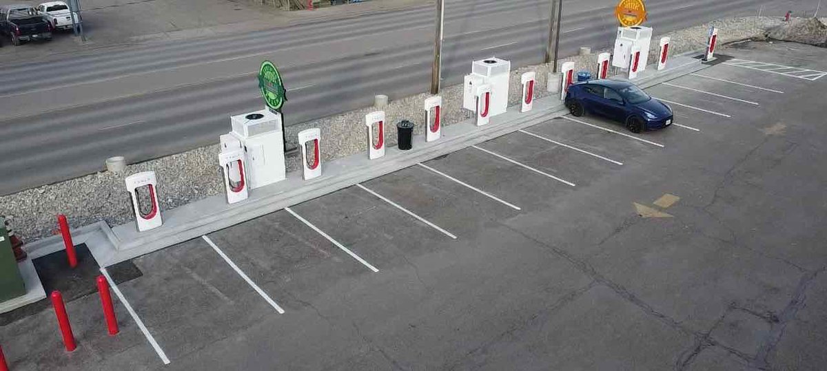 TeslaCharging's tweet photo. New Tesla Supercharger: Burley, ID - Pomerelle Ave (12 stalls) 
https://t.co/cHOrBJsLDK https://t.co/1XHit07cEt