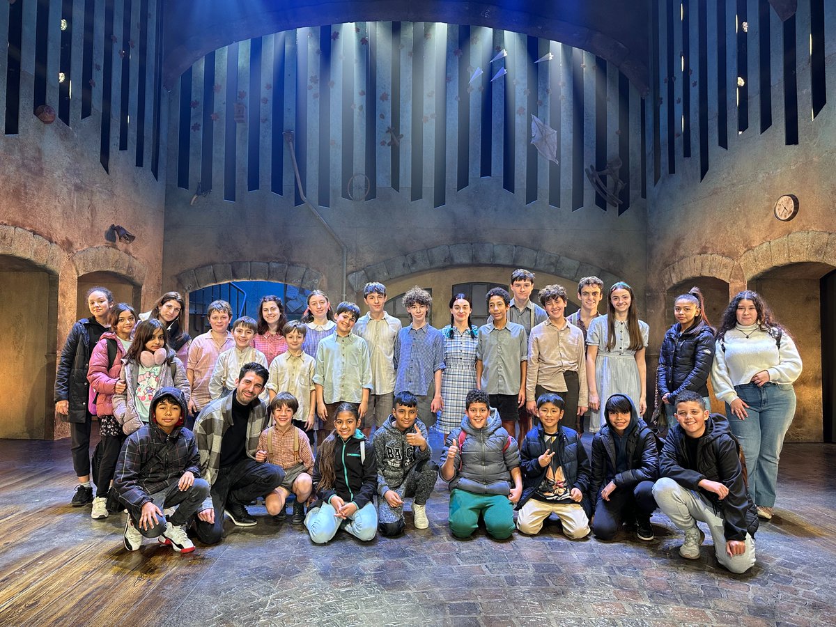 Per a molts infants la cultura és un luxe ja que els resulta quasi impossible anar al cinema o al teatre. Gràcies #AMRProduce @balanaenviu i #TeatreTívoli per fer que els nens i nenes de <a href="/SaveChildrenCat/">Save the Children Catalunya</a> gaudeixin de #LosChicosDelCoro. Perquè viure sense cultura també és pobresa.