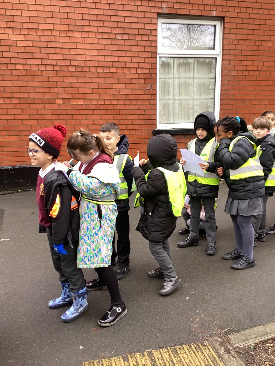 Eastwardprimary's tweet photo. 3E had a wonderful morning exploring Bury for our local geography topic, even if we did get caught in the rain! #Bury #localgeography https://t.co/TXvMQl0Pm0