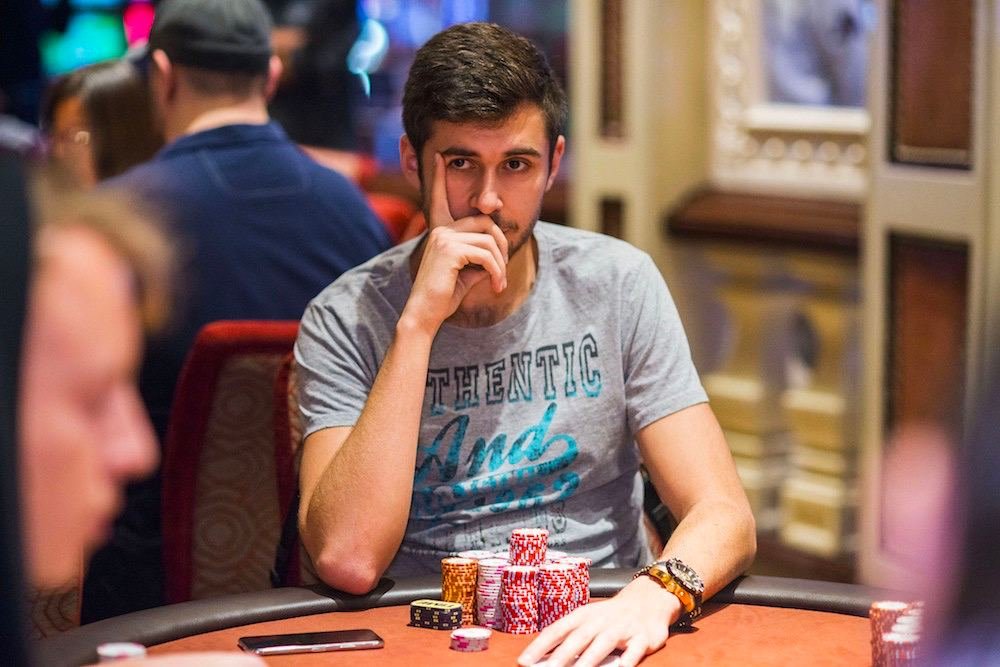 igaming_tweets's tweet image. Sean Perry, a poker pro turned sports bettor, loses a staggering $1.1 million bet on the 49ers in the Super Bowl. Despite his hefty wager, the Kansas City Chiefs' victory resulted in a substantial loss for Perry. #SeanPerry #Poker #Betting #SuperBowl #Loss #KansasCity #49ers