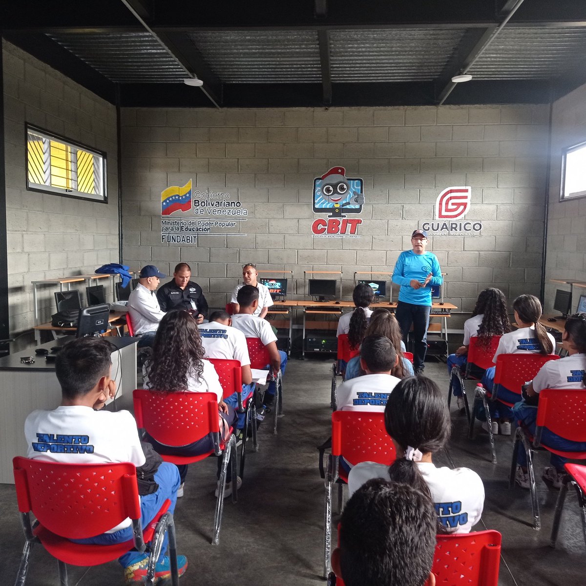 UETDRaMaBlanco's tweet photo. #AlMomento en el #CBIT Fiscales del @MinpublicoVEN  realizan jornada formativa de responsabilidad penal del Niño/a y adolescente a estudiantes atletas de la institución incentivando la importancia de los principios y valores  de la ciudadania
@NicolasMaduro
#VenezuelaDeAmor ❤️ https://t.co/pW1Z00BwHq