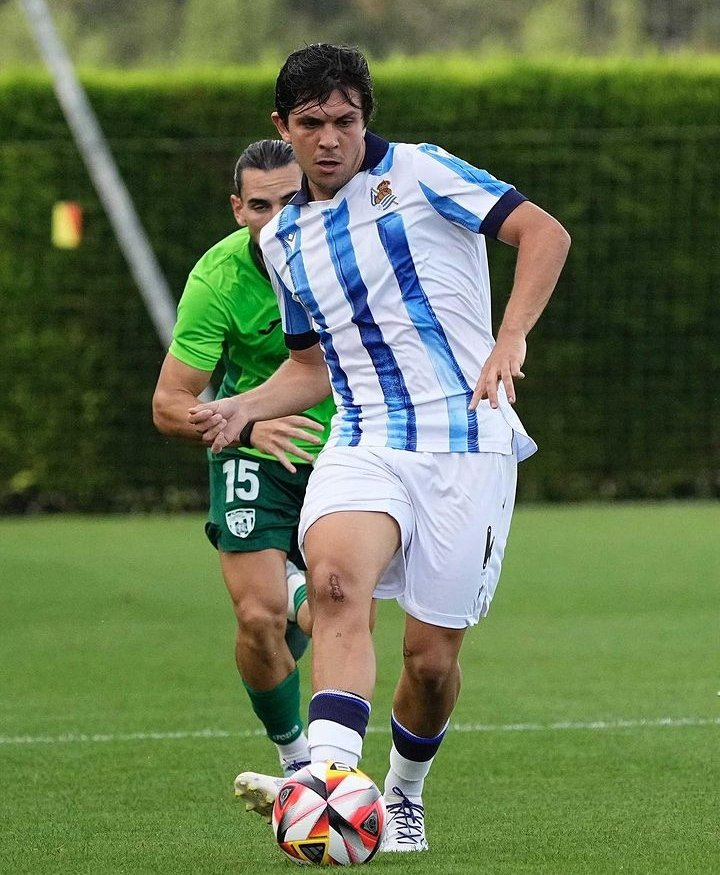 kingdeportesve's tweet photo. ‼️HOY HAY CHAMPIONS LEAGUE‼️

Si el Venezolano Jon Aramburu🇻🇪 debuta en la #ChampionsLeague con el Real Sociedad, sortearemos "3 BONOS de 50$" entre los que: 

✅Nos Sigan en "X"
✅Den Like y Retweet a este Tweet https://t.co/sQwL2Jf4gm