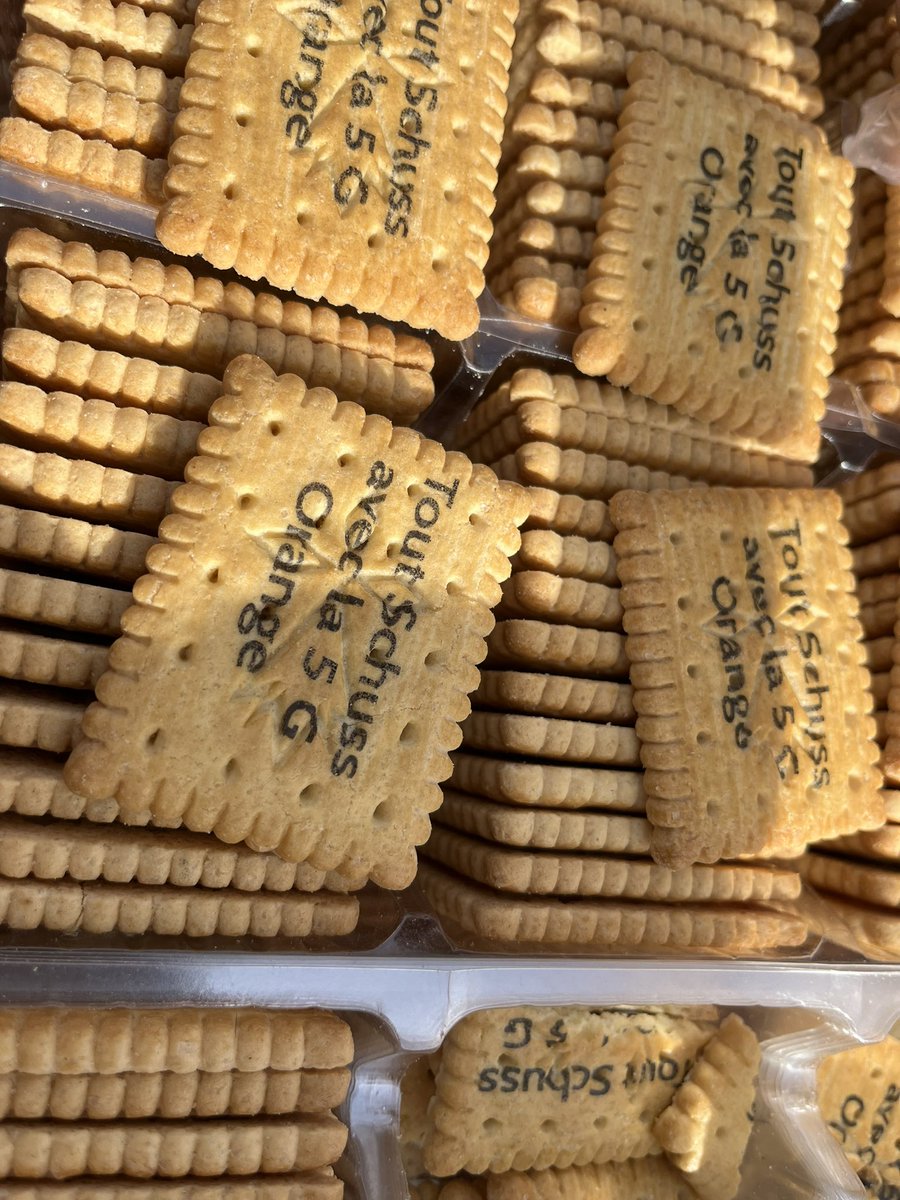 À l’occasion du lancement de la 5G à La Mongie ⛷️<a href="/OrangeOccitanie/">Orange Occitanie</a> distribue biscuits et boissons chaudes aux passants. 
Une initiative appréciée des skieurs, touristes et des habitants.
#Hello5G, c’est plus de débits pour un meilleur confort de navigation !
