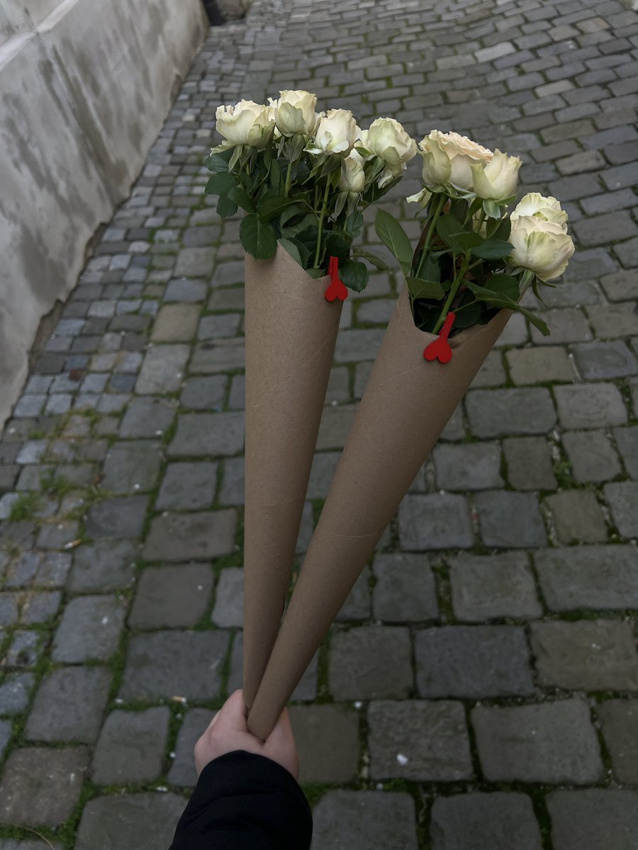evilnela's tweet photo. koupila jsem kyticky na valentyna kolegynkam🥰 https://t.co/UD3bRPYWQX