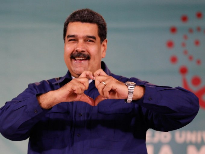 ¡ ETIQUETA DEL DÍA! <a href="/NicolasMaduro/">Nicolás Maduro</a>
No hay amor más sagrado que el que se siente por la Patria, porque ella todo lo cubre, quien ama la tierra en que nació ama todo lo que viene de ella. Hoy celebramos esa energía poderosa que desafía la adversidad, que transforma, construye