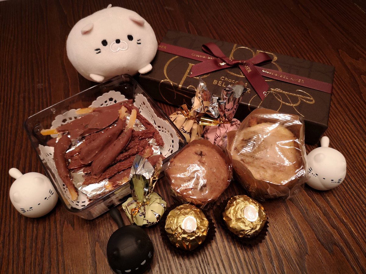 ninjinmaru's tweet photo. @Honkun_Tokyo 仕事から帰ったら机がこんなになってましたよ。
#honkun
#モチ
#バレンタインデー2024 https://t.co/6T7YCaB29O