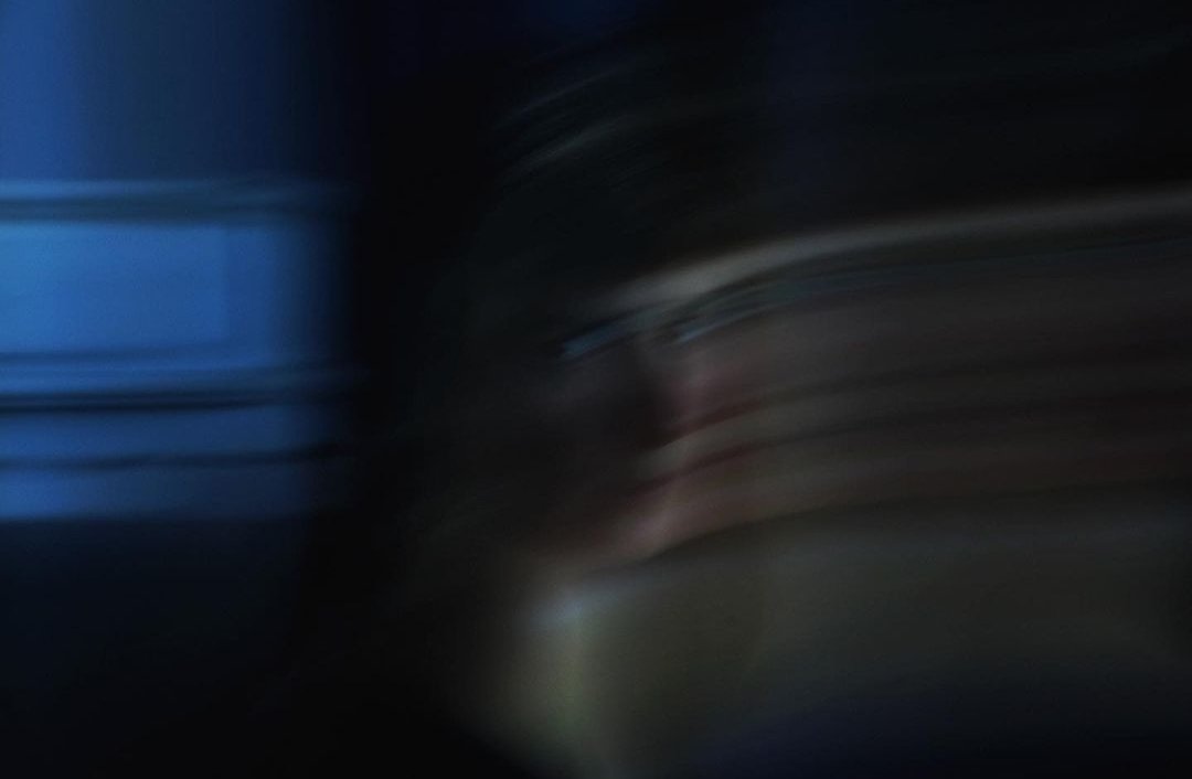 открытые веки, застывшая мина, стыд и вина 
разъедают изнутри, тобой обездвижен. разломи мою грудную клетку. в твоих глазах невинность младенца, дышать нечем. Ира?