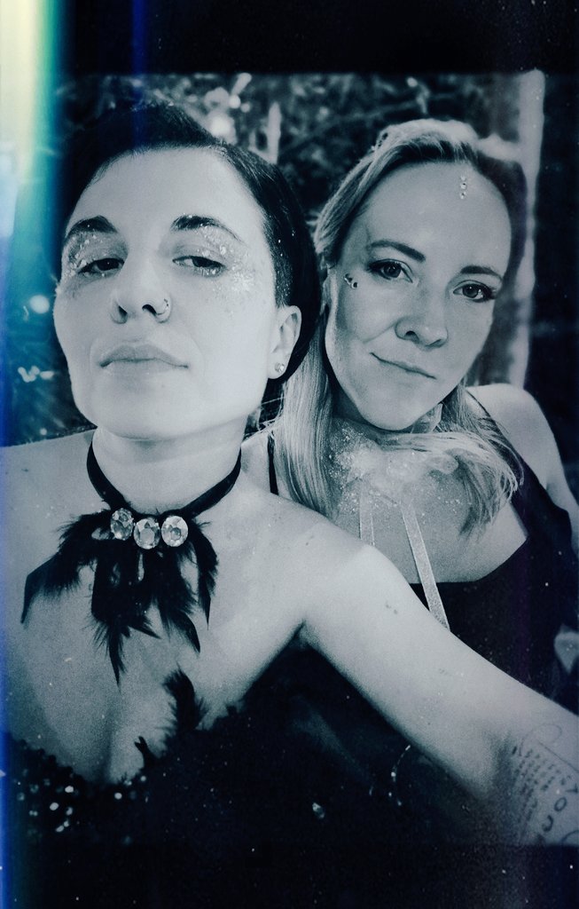 я считаю, нам не хватает общих фото, а в остальном всё охуенно 😁 love u 🖤