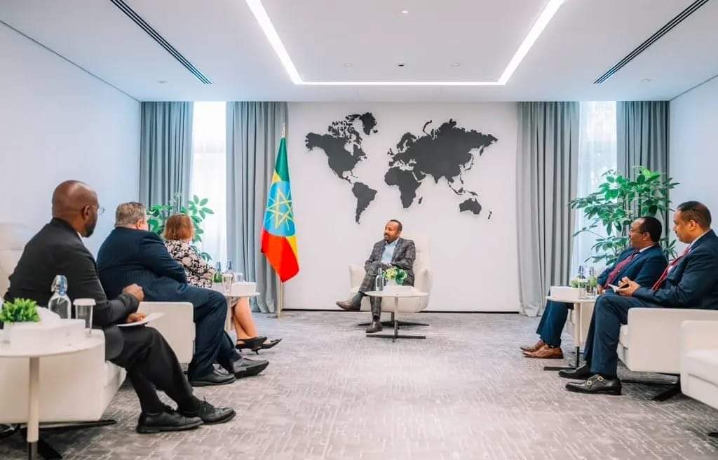 yoocaale_01's tweet photo. Loo' Lanka Diblamaasiyada Itoobiya Iyo Somaliya Adiss Ababa February 

maanta waftiga isku dhafka dawlada soomaaliya ka socdo kana qayb galayo shirka midawgo africe ayaa adiss ababa kula  kulmay Kaaliyaha xoghayaha arrimaha dibada ee mareykanka molly phee, ergada UK ,AU iyo UN ta daqiiqado uun ka dib ra'iisal wasaare abiy ahmed ayaa isna la kulmay waftigan isku dhafka ee ay washington gadh wadeenka ka tahay abiy wuxu bartiisa Facebook  ku baahiyay inay ka wada hadleen xaaladaha gobalka iyo xiisada bada cas 

Dhawaan ayay ahayd markii abiy ahmed waraaqad u diray aqalka sanetorka dawlada maraykanka  dhan-baalka waraaqada waxa lagu qoray labo mud uun inay washington qaado 

1. In aan damaciisa badda soomaaliya looga hor imaanin oo Itoobiya badda Cas loo ogolaado.

2. ama inay Itoobiya gali doonto mid kamid ah dagaaladii ugu adkaa ee gobalka ka dhaca, oo uu Deked iyo bad la'aanshiyo ku raadiyo

Washington maanta waxay wajahaysa culaysyo siyaasadeed oo muhiim ay tahay inay ka fiirsato si ay danaheeda geeska u hesho