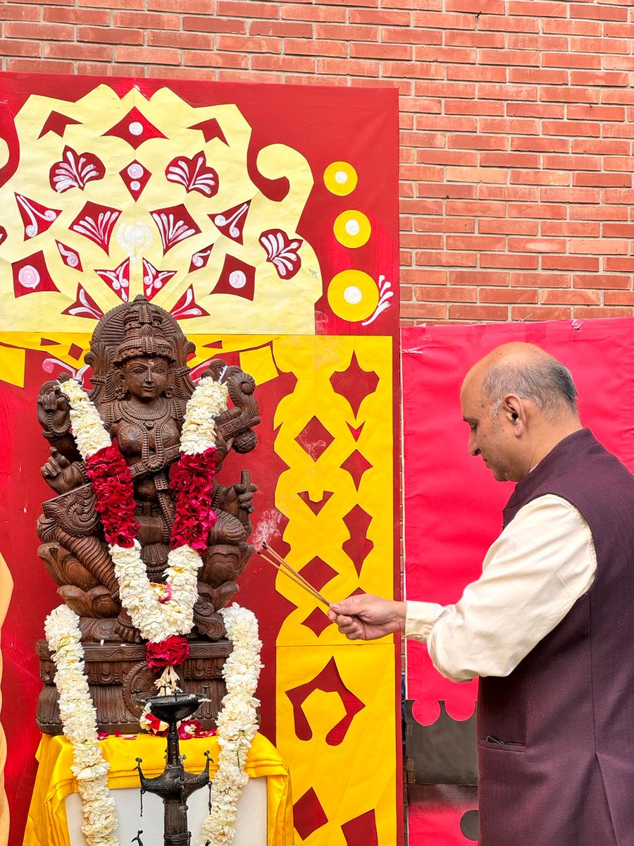 पावका नः सरस्वती वाजेभिर्वाजिनीवती। यज्ञं वष्टु धियावसुः ॥

पवित्र बनाने वाली, पोषण देने वाली, बुद्धिमतापूर्वक ऐश्वर्य प्रदान करने वाली देवी सरस्वती ज्ञान और कर्म से हमारे यज्ञ को सफल बनाए।
On the auspicious occasion of #VasantPanchami2024 #AhlconIntl organised Saraswati Puja