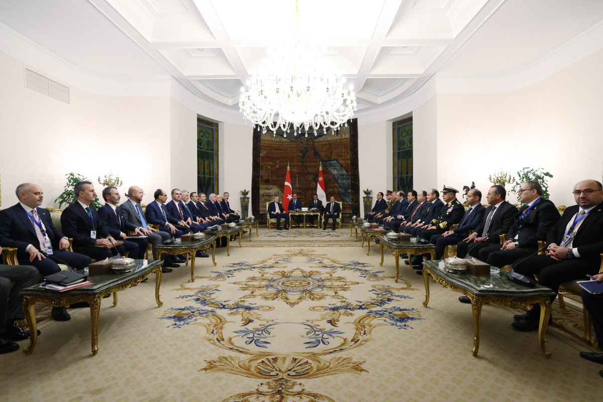 يعقد رئيس الجمهورية رجب طيب أردوغان، اجتماع ثنائي واجتماع وفدي البلدين مع نظيره المصري عبد الفتاح السيسي، في قصر الاتحادية بالعاصمة المصرية القاهرة.