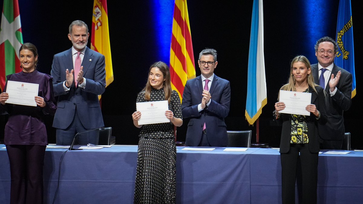 justiciagob's tweet photo. El ministro @felixbolanosg ha asistido hoy en #Barcelona a la ceremonia de entrega de despachos de la 72 promoción de la carrera judicial, presidida por S.M. el Rey.

⚖️De los 160 miembros de esta promoción, 119 son mujeres y 41 hombres. https://t.co/lQ5bBJ6bD3