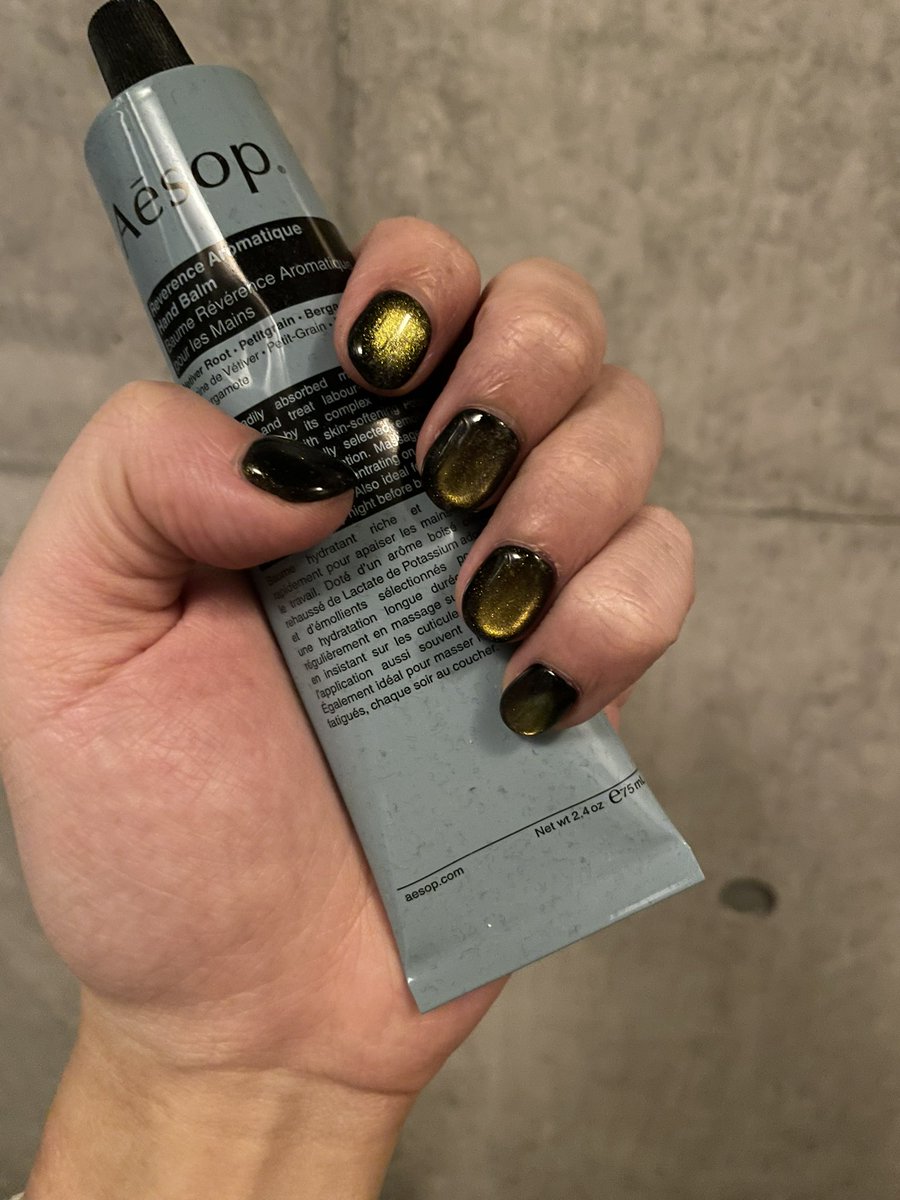 今日はネイルサロン行って
新しいジェルネイルやってもらった
なんか人気あるとのことなのでマグネットネイル
握って写真撮った方がいいのかな？
ってなってハンドクリーム握っといた