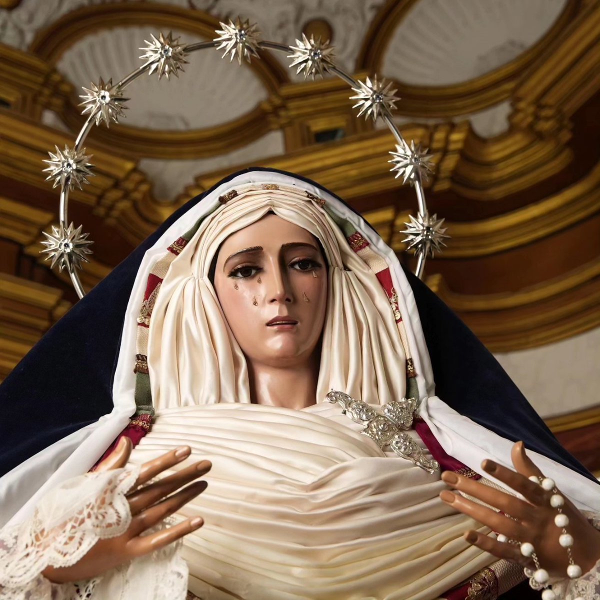 [#CUARESMA] 

✨María Santísima de los Dolores ataviada de hebrea para dar la bienvenida a una nueva Cuaresma.

Vestidor: @pepehidalgojimn 
Fotos: @juan_carlos_fotografos 

#SomosHermandad 
#somosVeracruz 
#soydelaveracruz 
#cofradiasmlg 
💚🖤