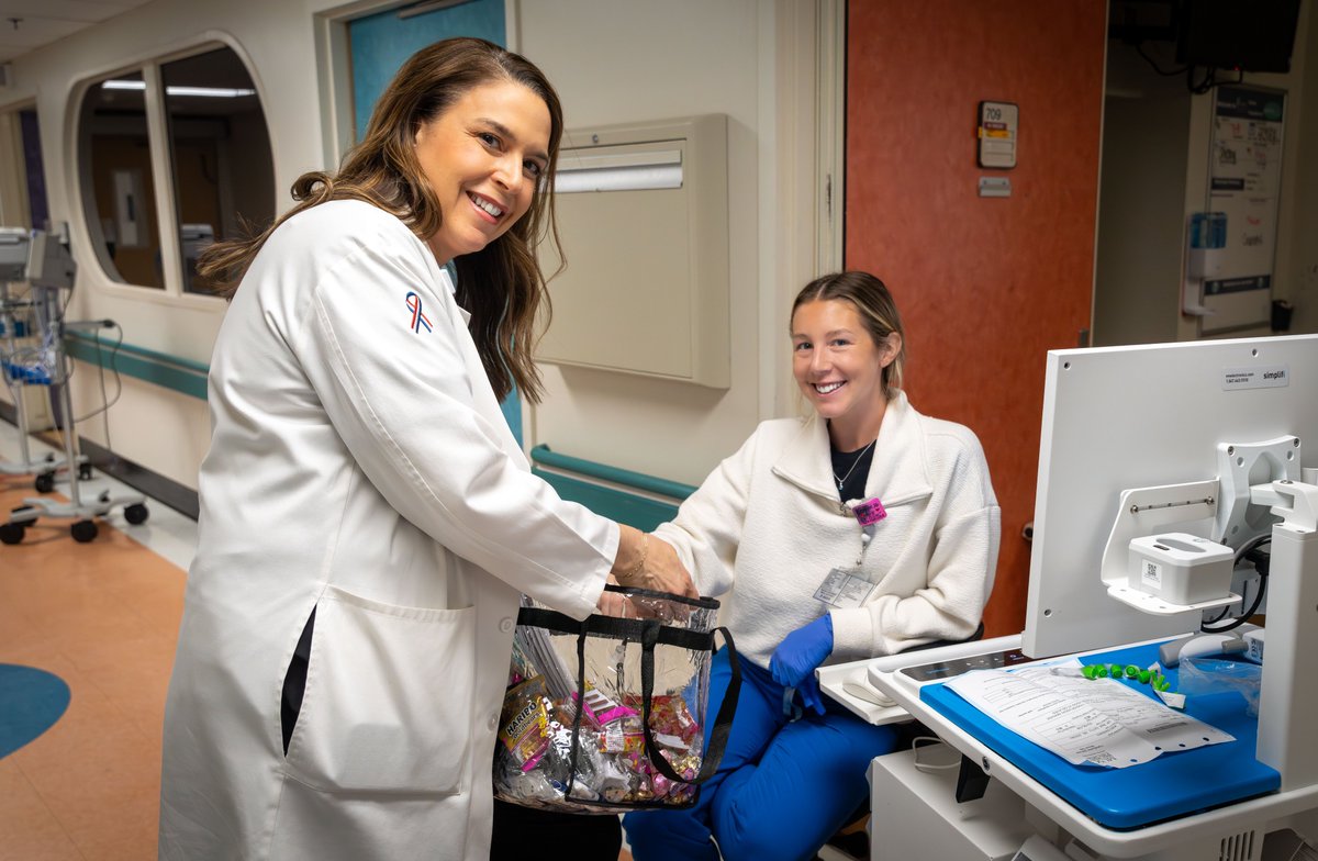 MUSCNursing's tweet photo. From the Heart
Dean Durham loved meeting nursing colleagues @MUSChealth's University Hospital while rounding last week with ACNO Dr. Leah Ramos. Thank you for the care, compassion & enormous heart you bring to your work each & every day.❤️
#muscnursing #CONStrong #nurselove https://t.co/Qiu4zN2KYn