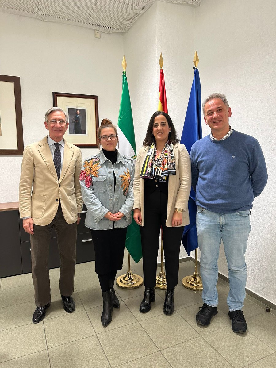 PP_VisodelAlcor's tweet photo. 🏫En la mañana de hoy, nos hemos reunido con el Delegado de Educación, @MiguelngelAraz2, junto al Vicedirector del IES Blas Infante.

🧰Se han trasladado las demandas de la dirección del centro para ampliar la oferta de la FP en el IES Blas Infante. https://t.co/3Xgddpk0rI