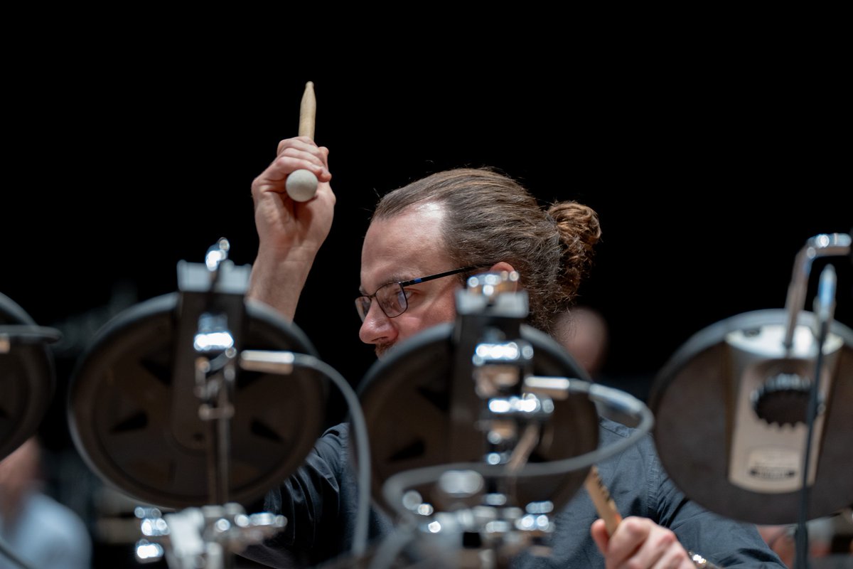 'Kraft', c'est-à-dire 'force' en suédois : c'est ce dont Samuel Favre fera preuve demain soir, au concert dirigé par @esapekkasalonen à la @philharmonie. Il est l'un des cinq solistes de cette œuvre monumentale de Magnus Lindberg, à découvrir ici : shorturl.at/cjzM5