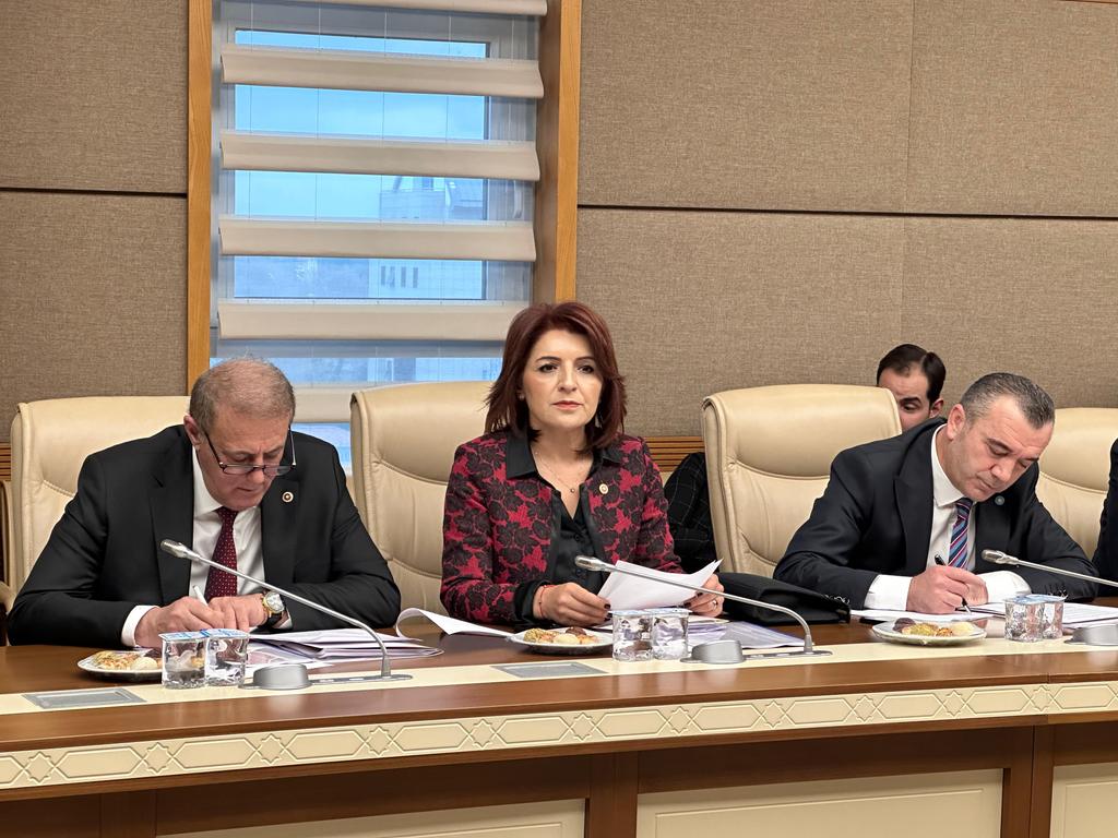 GulcanKis's tweet photo. Bayındırlık, İmar, Ulaştırma ve Turizm Komisyonu’nda, Turist Rehberliği Meslek Kanunu ile Seyahat Acentaları ve Seyahat Acentaları Birliği Kanununda Değişiklik Yapılmasına Dair Kanun Teklifi’ni görüştük.

Ülkemizde ki 14 bine yakın turist rehberi mesleklerini yürütebilme kaygısı içindeler.

Turlarda turist rehberi bulundurulması zorunluluğunun kaldırılması

Yabancı dil şartının kaldırılması gibi düzenlemeler sebebiyle sektör temsilcileri tepkililer.

Türkiye turizmini geriye götürecek, kültür ve turizmimize balta vuracak her düzenlemenin karşısındayız...

@herkesicinCHP @chptbmm #rehbersizturolmaz #RehberleGüzel 
@TUREBOfficial #Mersin #Türkiye