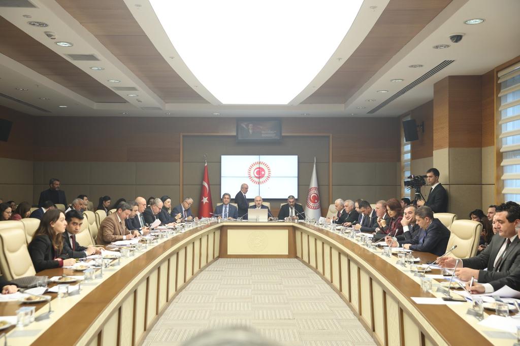 GulcanKis's tweet photo. Bayındırlık, İmar, Ulaştırma ve Turizm Komisyonu’nda, Turist Rehberliği Meslek Kanunu ile Seyahat Acentaları ve Seyahat Acentaları Birliği Kanununda Değişiklik Yapılmasına Dair Kanun Teklifi’ni görüştük.

Ülkemizde ki 14 bine yakın turist rehberi mesleklerini yürütebilme kaygısı içindeler.

Turlarda turist rehberi bulundurulması zorunluluğunun kaldırılması

Yabancı dil şartının kaldırılması gibi düzenlemeler sebebiyle sektör temsilcileri tepkililer.

Türkiye turizmini geriye götürecek, kültür ve turizmimize balta vuracak her düzenlemenin karşısındayız...

@herkesicinCHP @chptbmm #rehbersizturolmaz #RehberleGüzel 
@TUREBOfficial #Mersin #Türkiye