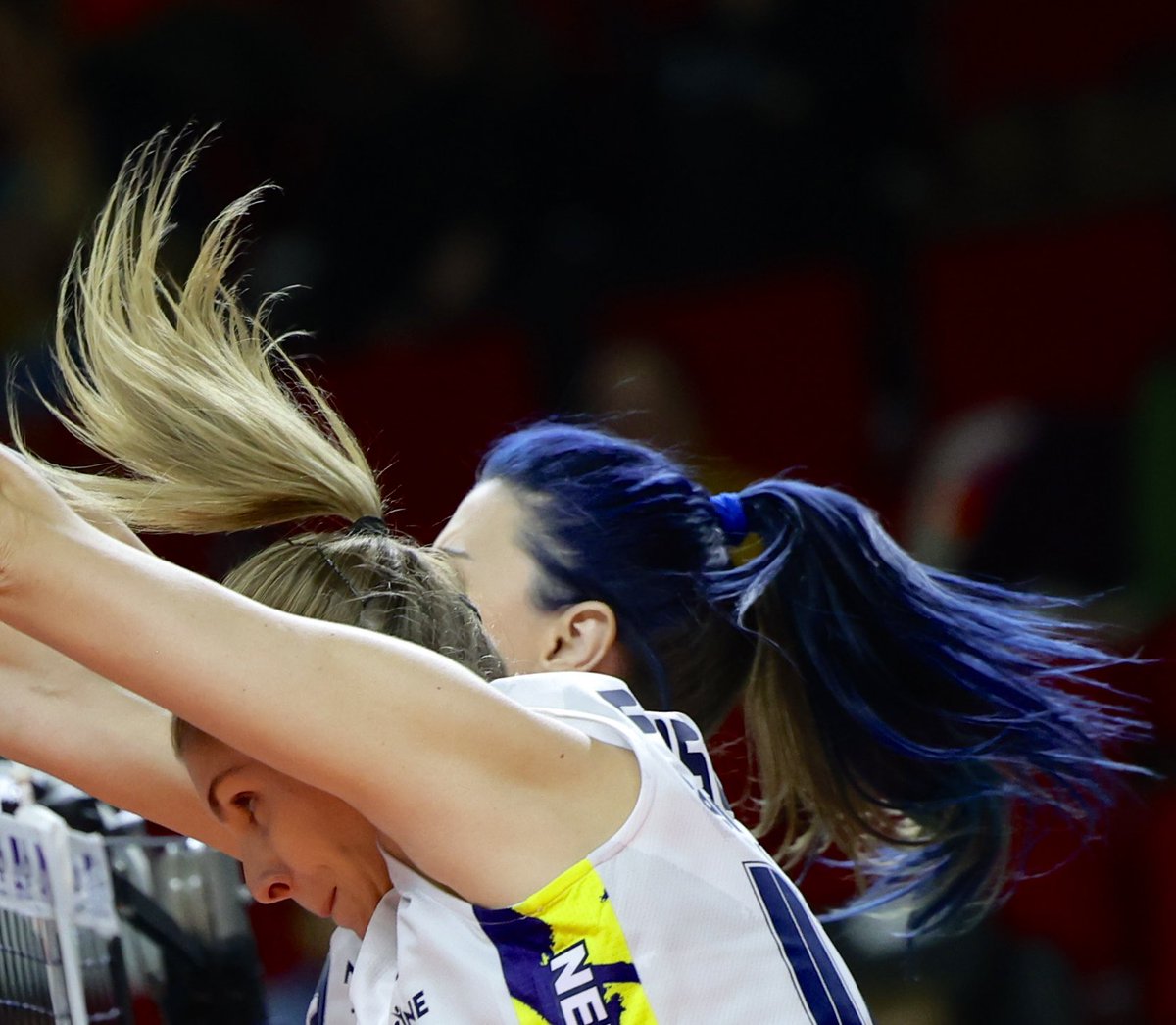 FBvoleybol's tweet photo. Zaferin Rengi 💛💙 https://t.co/ZXp7EPWnaw