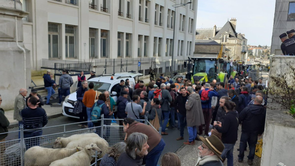 30 tracteurs devant la Draaf de Poitiers ! Soutien à la transition agroécologique pour accompagner les paysan.nes ! #Maec #transition #PlanificationEcologique #AgriculteursEnColere
