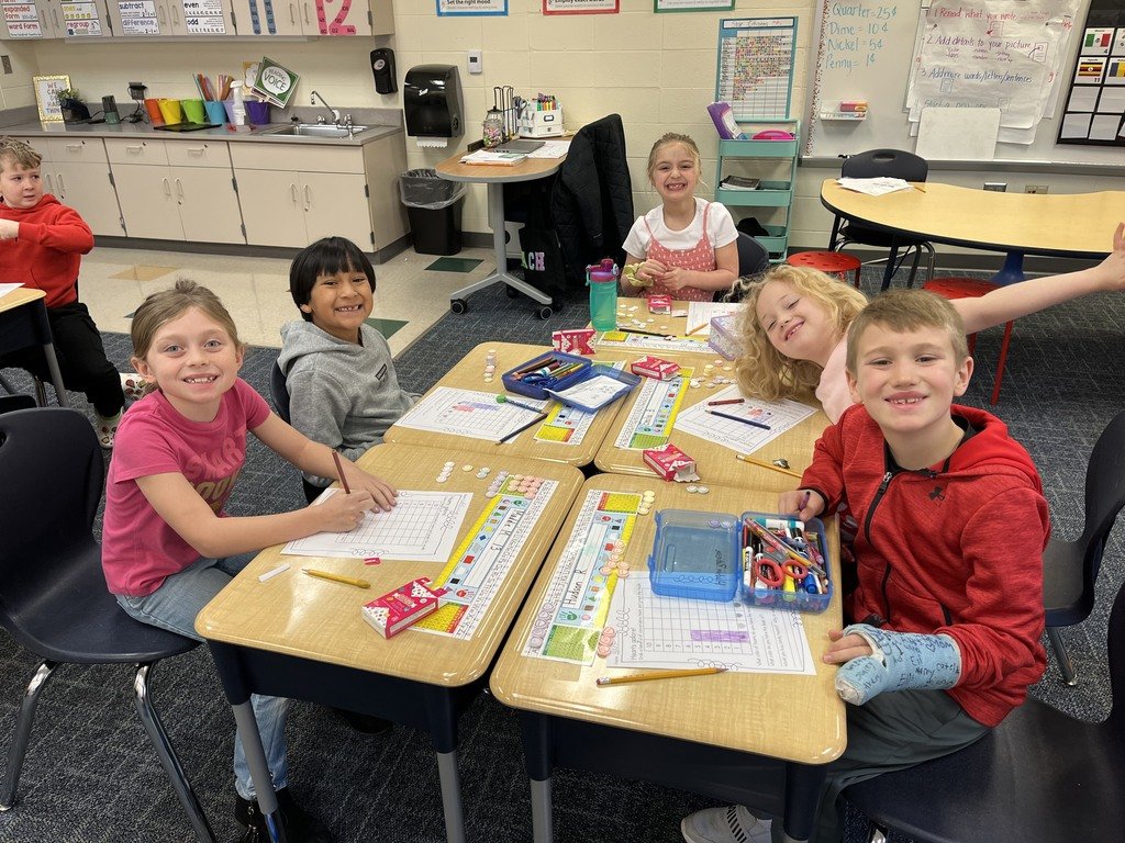 ElementarySalem's tweet photo. Valentine's day and math!  What could be better!  2nd graders are graphing candy hearts today. https://t.co/sH6O8gv3Gd