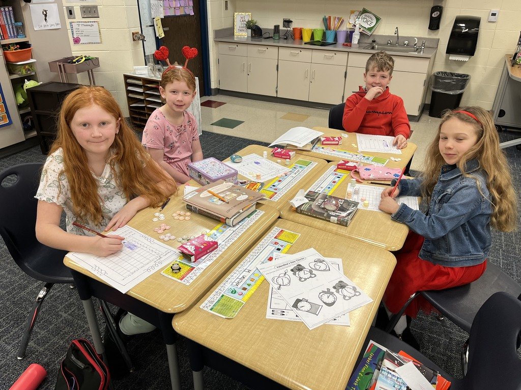 ElementarySalem's tweet photo. Valentine's day and math!  What could be better!  2nd graders are graphing candy hearts today. https://t.co/sH6O8gv3Gd