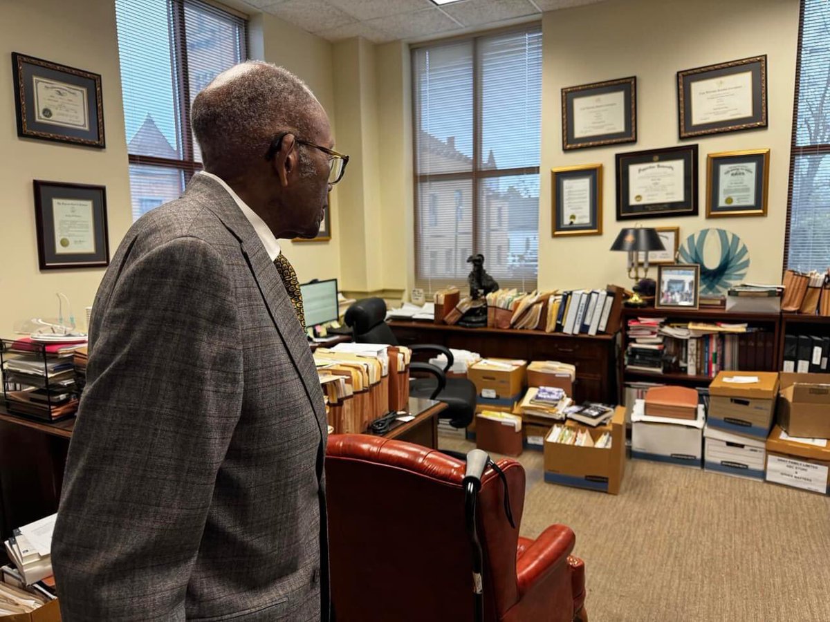 Today was one for the books…I met a hero. I recently had the honor of painting the portrait of Presidential Medal of Freedom recipient, the Civil Rights icon, Mr. Fred Gray. He was Rosa Parks &amp; Dr Martin Luther King’s attorney &amp; is a living legend at 94. Peak life experience! 💙