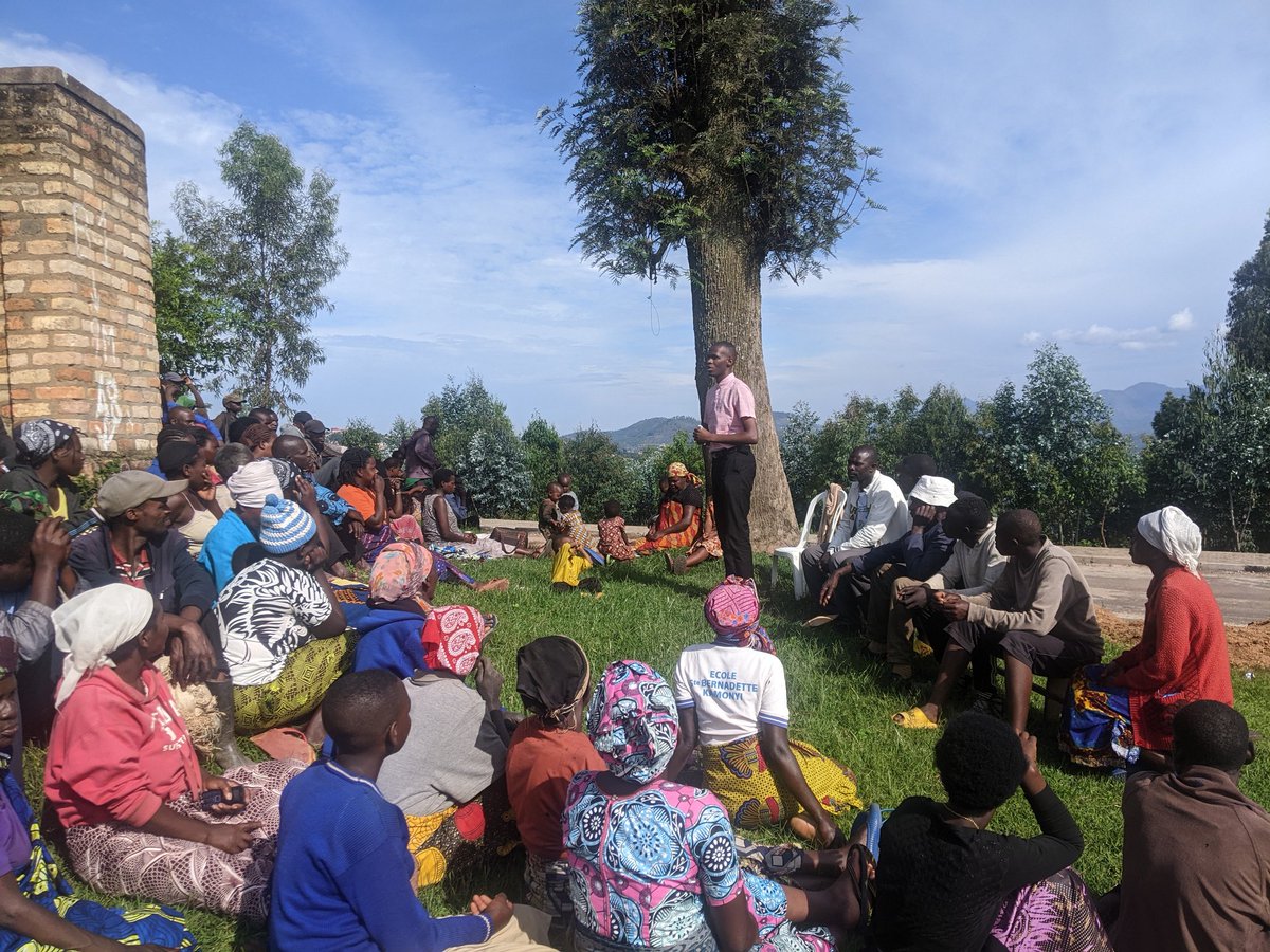 Christe24947662's tweet image. I express my gratitude to the head of Nyarusange village in @Nyamagabe ,Gasaka sector, and Nyamugari cell. Yesterday, during public work (umuganda) of legal knowledge,he handed me a flower symbolizing encouragement for legal awareness efforts in Rwandan villages.

Thread
#RwOT