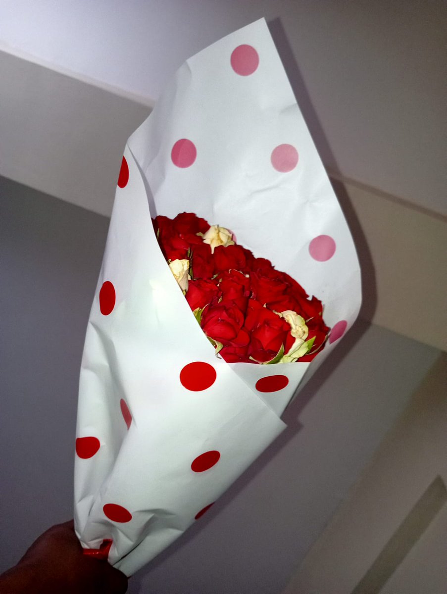 Got home and I received this from my friend 😭😍 the first valentine to celebrate 🎊 🥂