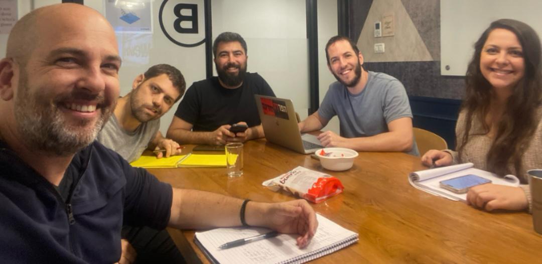 היי חברים,

כפי שאתם יודעים, קצת אחרי ה7.10 הצטרפתי לחמ"ל הסברה (מודה שאנחנו שונאים את המילה הזו) בניסיון להשפיע לטובה על דעת הקהל העולמית על המלחמה ועל ישראל בכלל.

הגענו כבר לחצי מיליארד חשיפות אורגניות (כלומר בלי לקדם בתשלום את התכנים שלנו), וכל זה ע"י עבודה קשה ויעילה של כמה