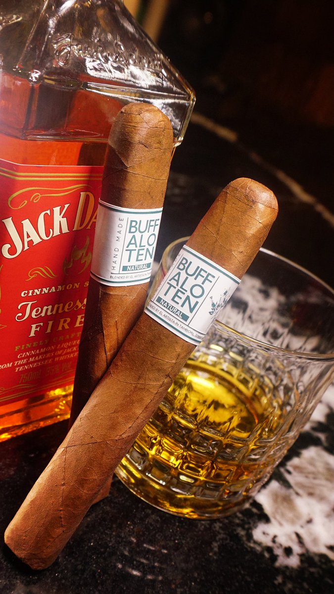 ArtistaCigars's tweet photo. Being Natural today🔥 is the name of the game #BuffaloTen #artistacigars #tennesseefire https://t.co/eSwbpqqaEd