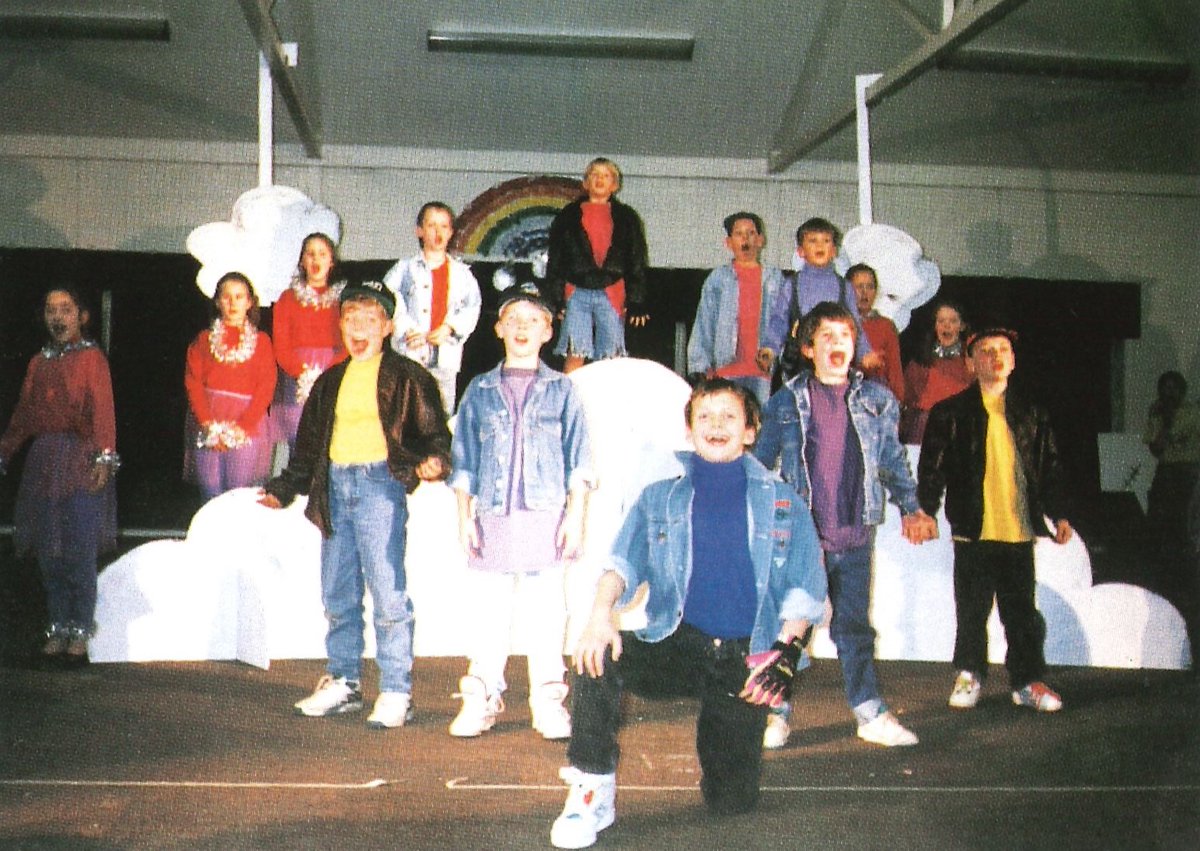 HSofG's tweet photo. π Our J6 pupils are taking to the stage tonight for the final performance of their school production! We are always blown away by their talents.
π Pictured below are pupils treading the boards in 1993.
β‘οΈ What're your memories of HSOG performances?
#HSOGThrowbackThursday https://t.co/ykXwFamZ6R