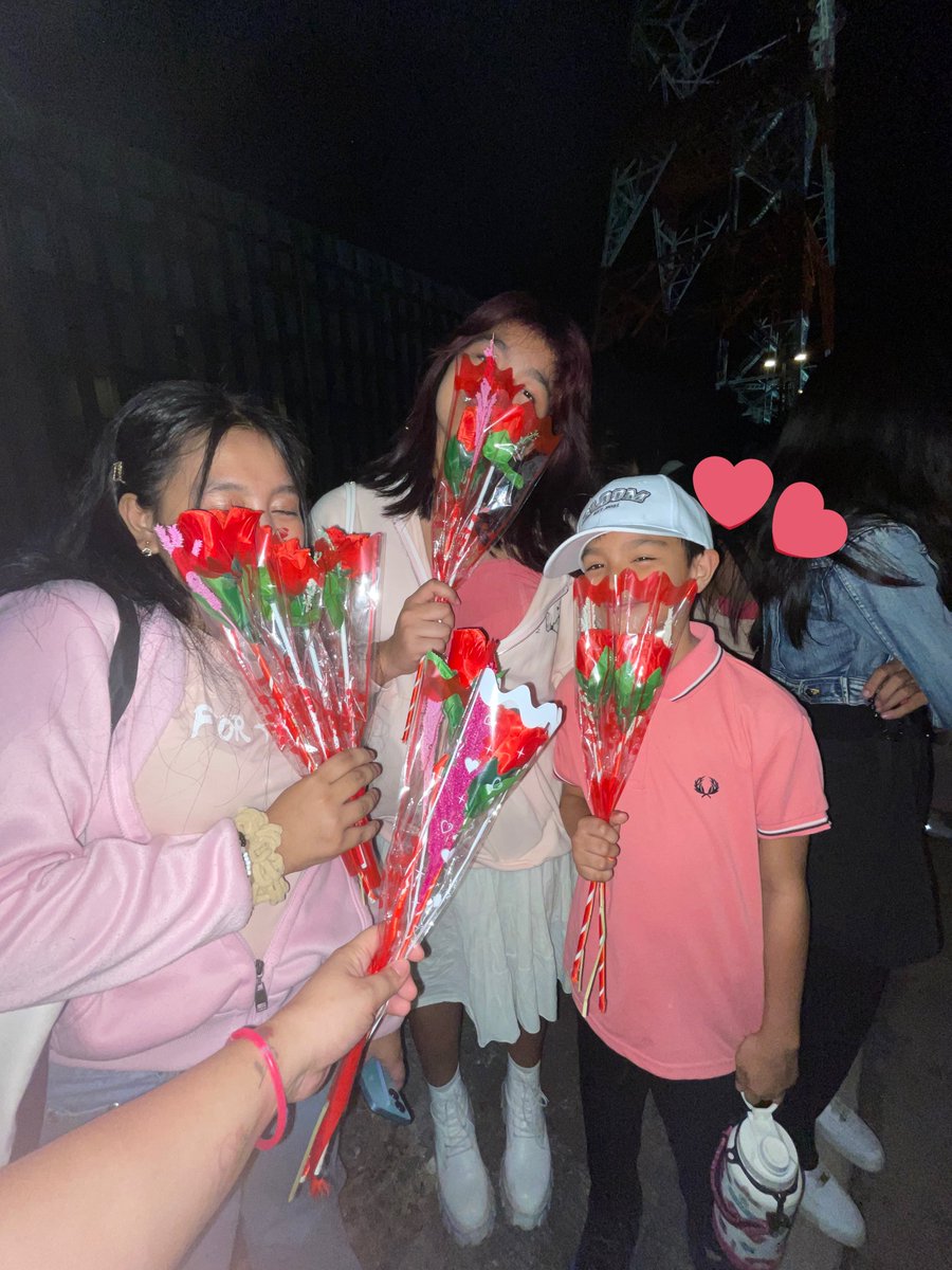 bloomviewpoint's tweet photo. super excited sila to meet the girls nag prepare sila ng susuotin for this halos hinati nila baon nila just to buy flowers and hoping na malapitan ang bini at maiabot yun personal even the staff came up to them promising na mapupuntahan sila kaya mag-antay lang daw pero idk what happened 😢… tho kita ko yung saya nila kahit segundo lang nila nakita yung girls.. sobrang sarap sa puso makita yung reactions ng bini naiiyak ako literal hanggang ngayon pinipigilan ko lang kc ayoko ma felt bad mga bagets kong kasama.. pero may next time pa baby blooms ibabawi ko kayo char huhu and sana that time eh organized na starmu pls 😭💕 mahal namin kayo #bini at di yun nabawasan 😭