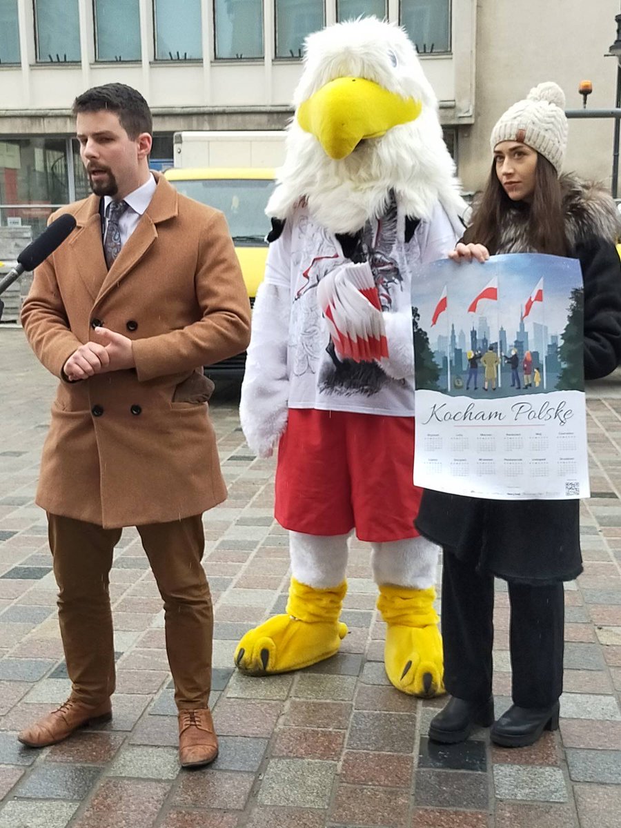 dawid_trzeciak's tweet photo. Tak wyglądało dzisiejsze rozdawanie plakatów w Poznaniu w ramach corocznej akcji #KochamPolskę 🇵🇱

Tematem przewodnim tegorocznej kampanii jest szacunek do barw narodowych oraz ich prymat nad symbolami innych państw czy organizacji. https://t.co/ztToCuU9Kd