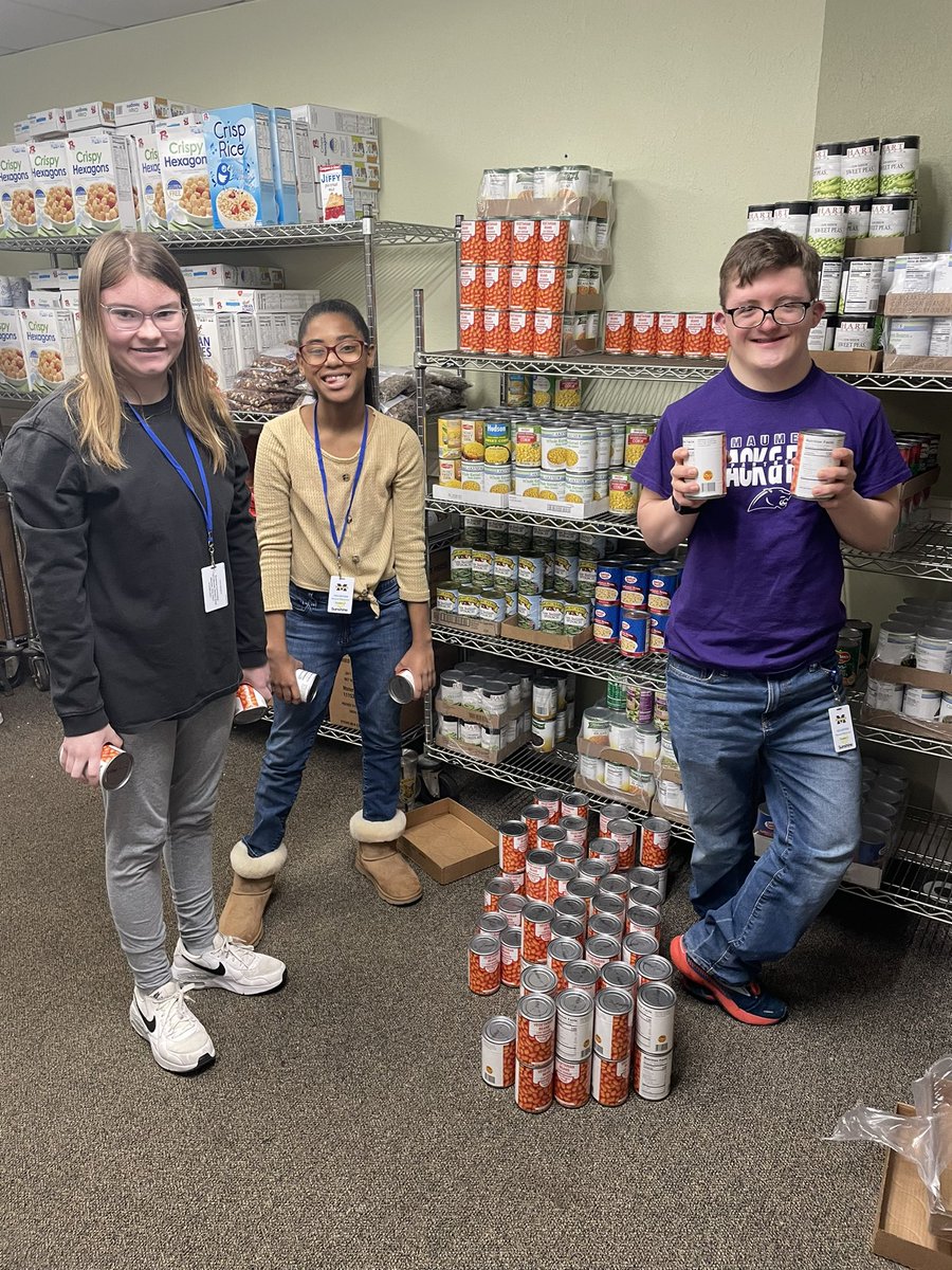 These #SuperPanthers are helping in the food pantry at Sunshine today! It feels so good to do meaningful work!! 

#VolunteerLife 
#WeAreMaumee 

<a href="/maumee_schools/">Maumee City Schools</a> <a href="/mrs_cori_wagner/">Ⓒⓞⓡⓘ Ⓦⓐⓖⓝⓔⓡ</a> <a href="/MaumeeHS/">Maumee High School</a>
