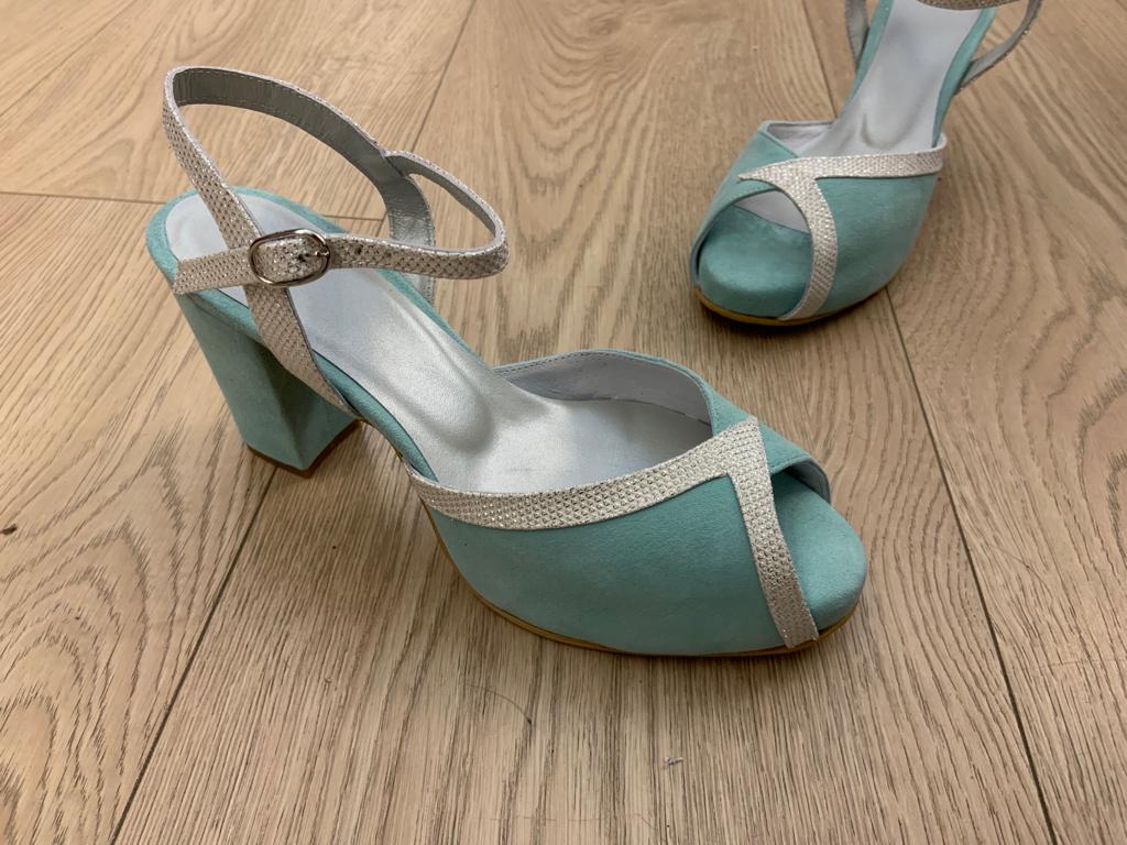 Sandalias en verde agua y strass con taconazo y plataforma para que no dejes de disfrutar de tu gran día hasta el final 💙
👉bit.ly/3UBErc9👈

#NoviasMaryBilbao #ZapatosDeNovia #ZapatosDeFiesta #WeddingShoes