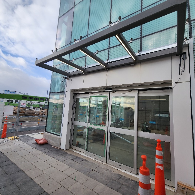 GOExpansion's tweet photo. #MapleGO: The stair tower building will include an entrance for customers at the third level connecting to the bus loop and an entrance at ground level. Canopies reinforced with structural steel will be fitted with glass to protect customers from rain or snow.
#MetrolinxFYI