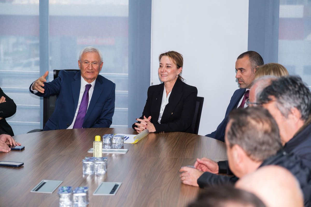 İzmir Şoförler Odası’nı ziyaret ederek Başkan Celil Anık ve yönetim kurulu ile bir araya geldik. 
Son dönemde taksi şöförlerimize yönelik artan şiddet olayları hepimizi derinden üzdü.  
Güvenliği sağlamak için emniyet güçlerimizle iş birliği içinde bir çözüm masası kuracağız.