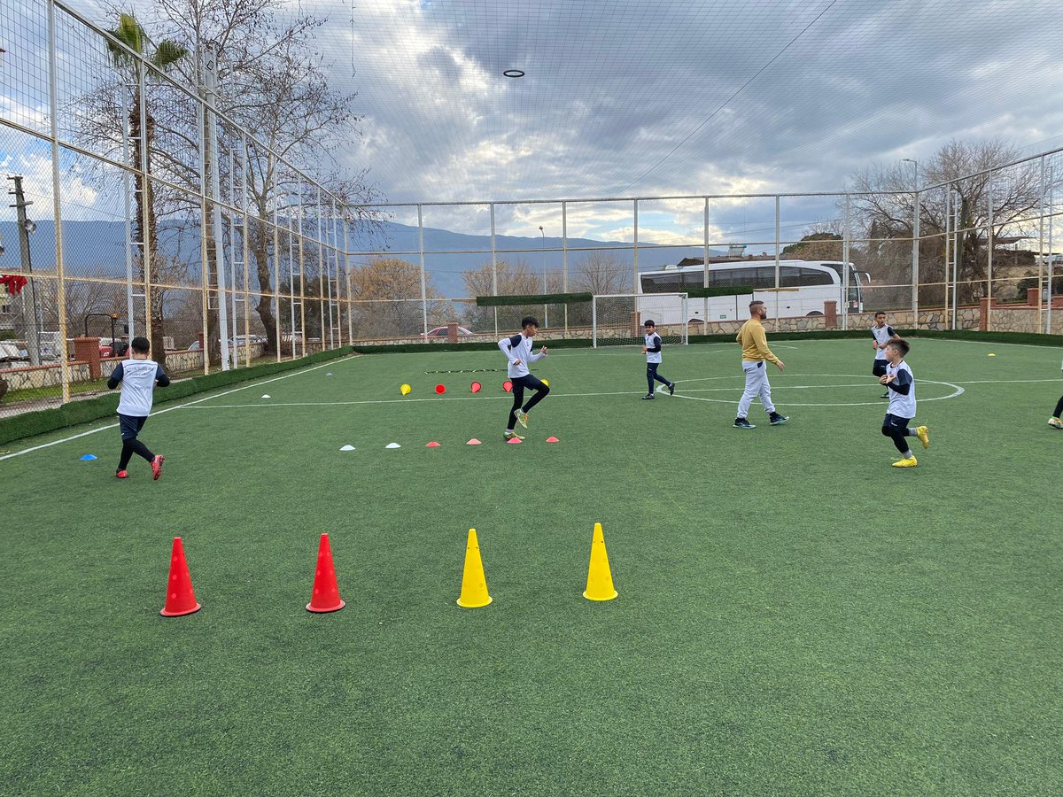 GSBAydin's tweet photo. #GSBSporOkulları kapsamında miniklerimizle birlikte farklı spor branşlarında eğitimlerimizi sürdürerek hem sağlıklı hem de başarılı sporcular yetiştirmeye devam ediyoruz. 🌟⚽️🏀🏊‍♂️ https://t.co/o1mWGezuQO